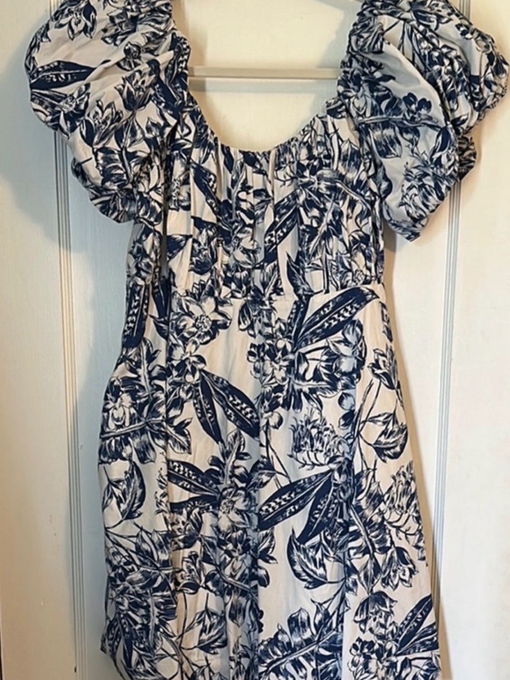 Abercrombie blue white Puff-Sleeve Dress.
